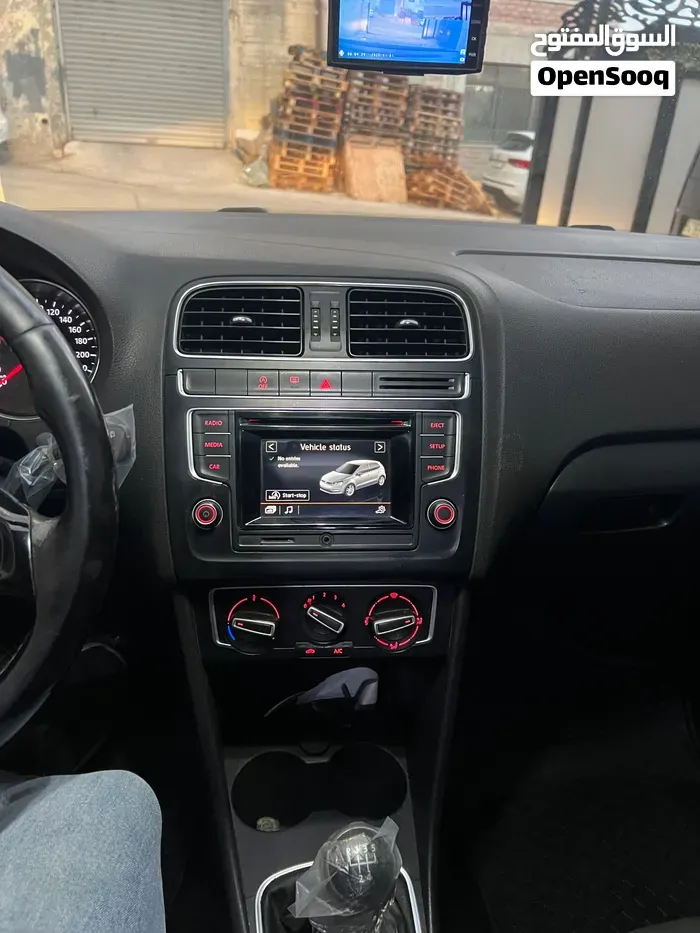 Volkswagen Polo 2015 photo 2