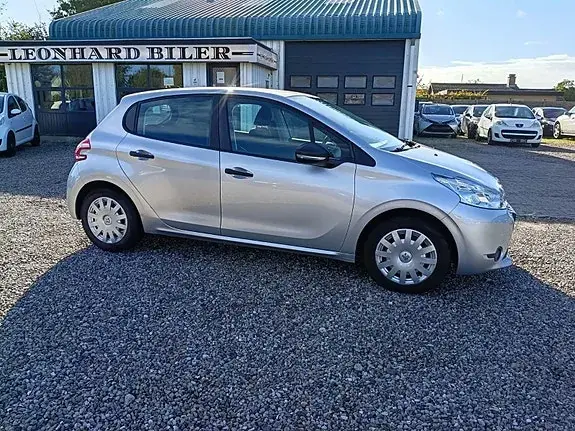 Peugeot 208 2012 photo 2
