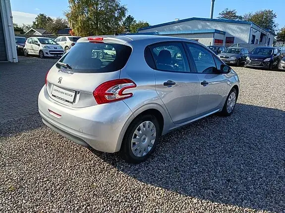 Peugeot 208 2012 photo 4