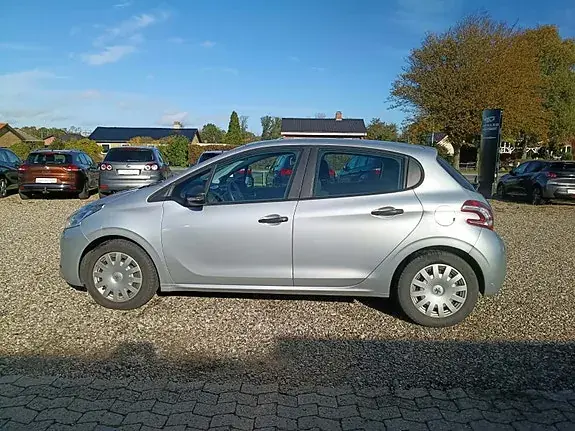 Peugeot 208 2012 photo 3