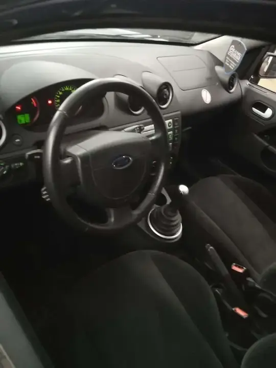 Ford Fiesta 2005 photo 2