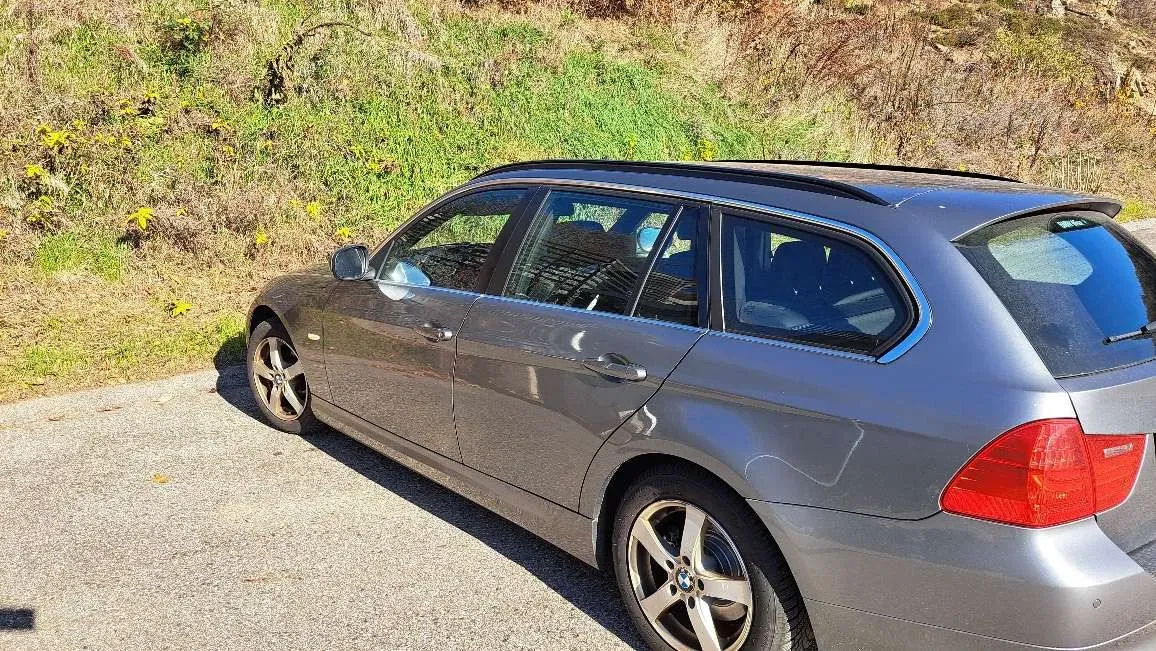 BMW 3 Series 2011 photo 2