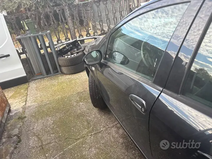 Fiat Grande Punto 2011 photo 2