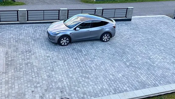 Tesla Model Y 2023 photo 2