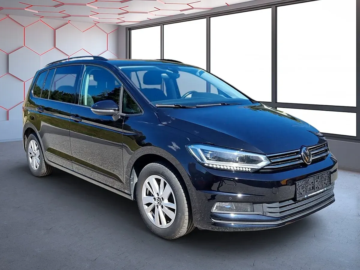 Volkswagen Touran 2023 photo 2