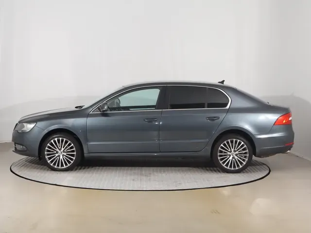 Skoda Superb 2014 photo 2