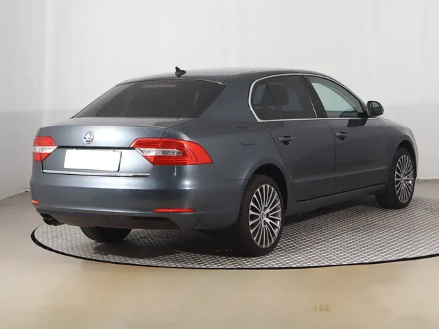 Skoda Superb 2014 photo 4