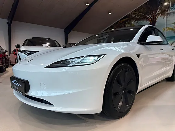 Tesla Model 3 2026 photo 4