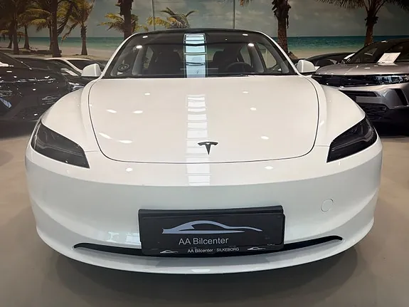 Tesla Model 3 2026 photo 2