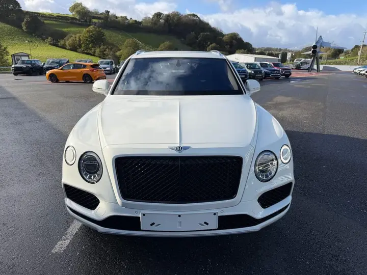 Bentley Bentayga 2017 photo 2