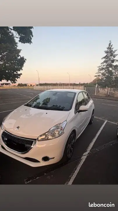 Peugeot 208 2013 photo 2