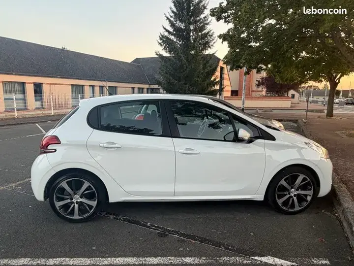 Peugeot 208 2013 photo 3