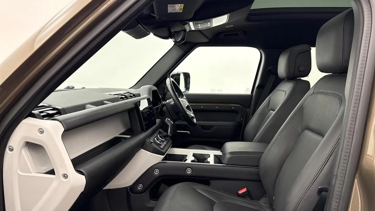 Land Rover Defender 110 2025 photo 3