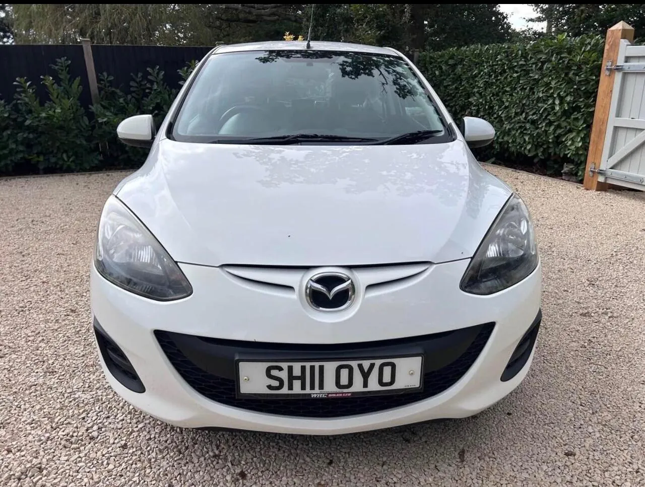 Mazda Mazda2 2011 photo 2