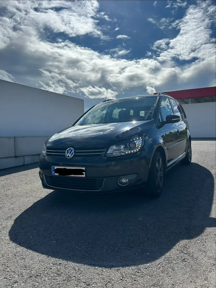 Volkswagen Touran 2011 photo 2