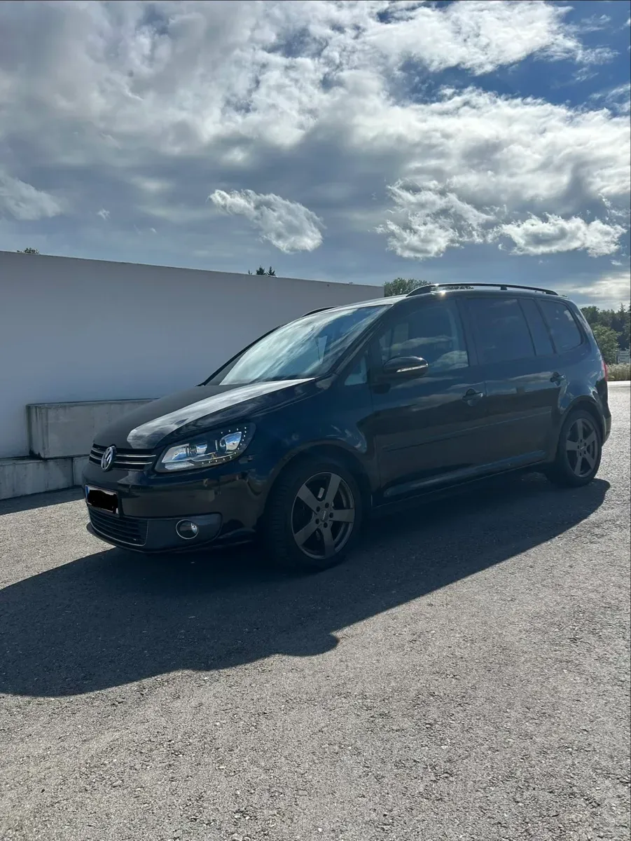 Volkswagen Touran 2011 photo 3