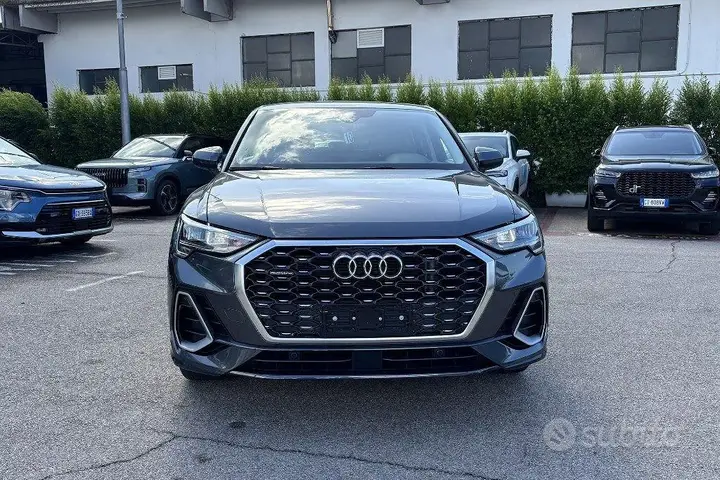 Audi Q3 2022 photo 2