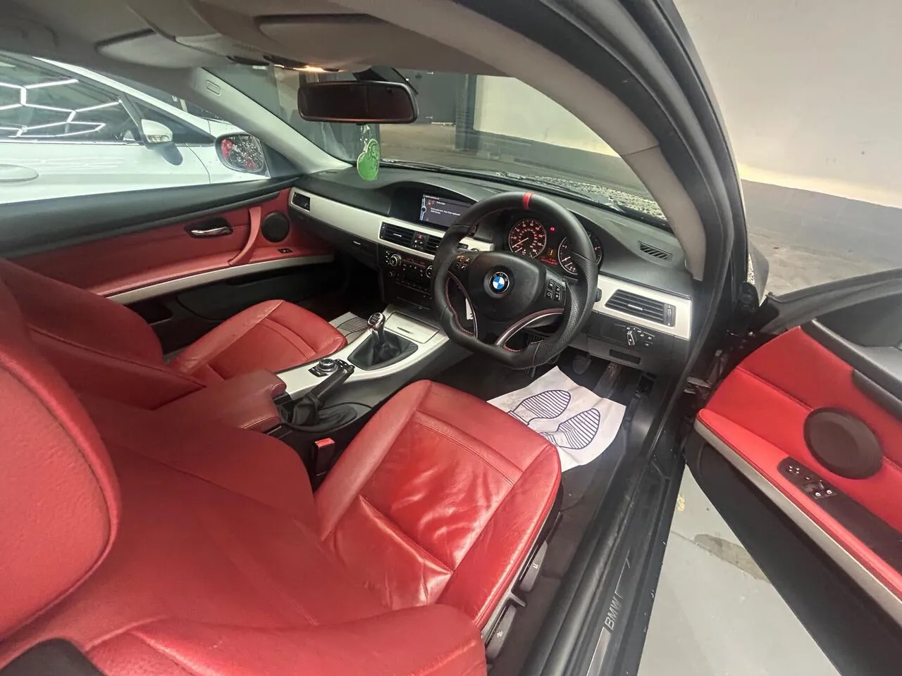 BMW 3 Series 2010 photo 5