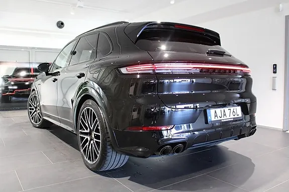 Porsche Cayenne Turbo 2024 photo 2