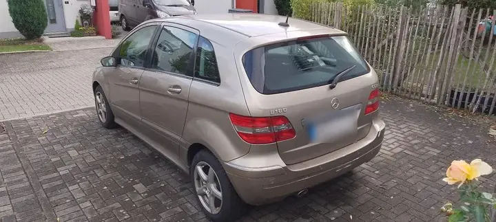 Mercedes-Benz B 180