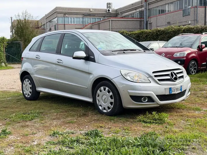 Mercedes-Benz B 2010 photo 3