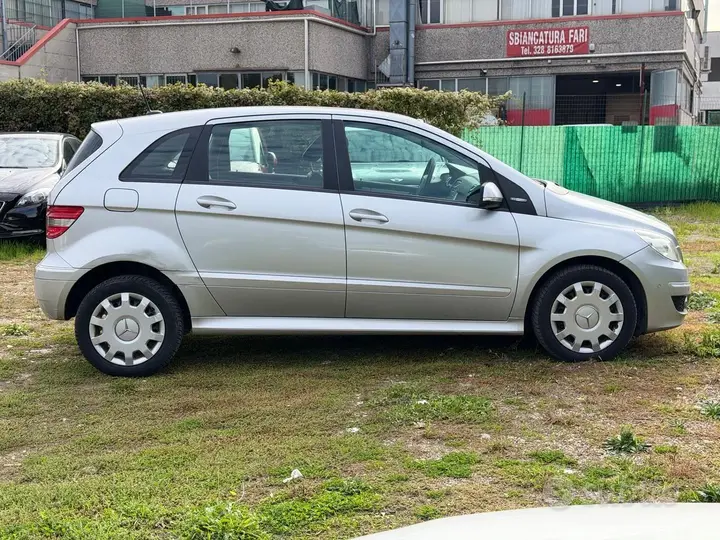 Mercedes-Benz B 2010 photo 4