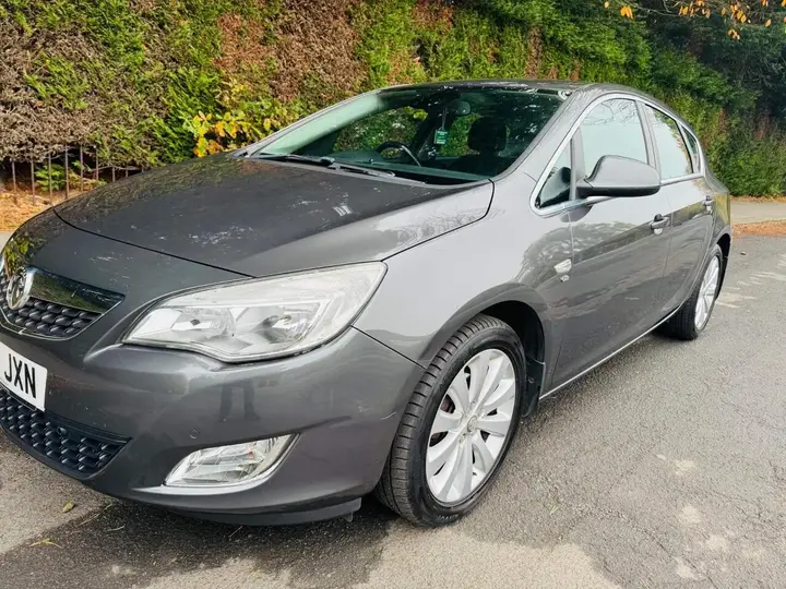 Vauxhall Astra 2011 photo 2