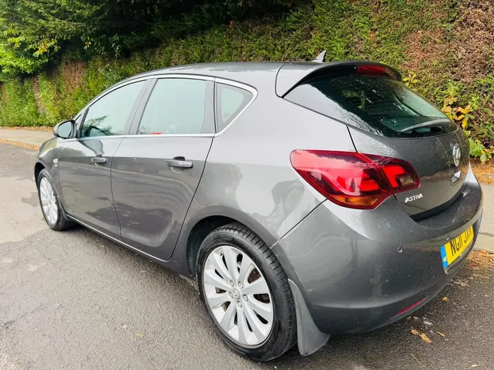 Vauxhall Astra 2011 photo 4