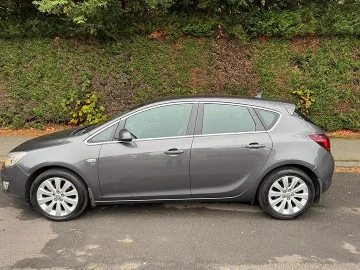 Vauxhall Astra 2011 photo 3