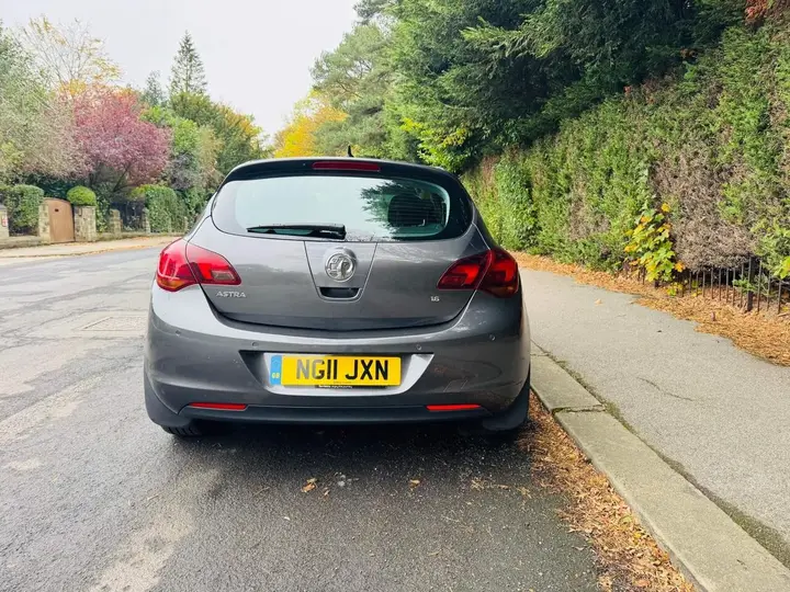 Vauxhall Astra 2011 photo 5