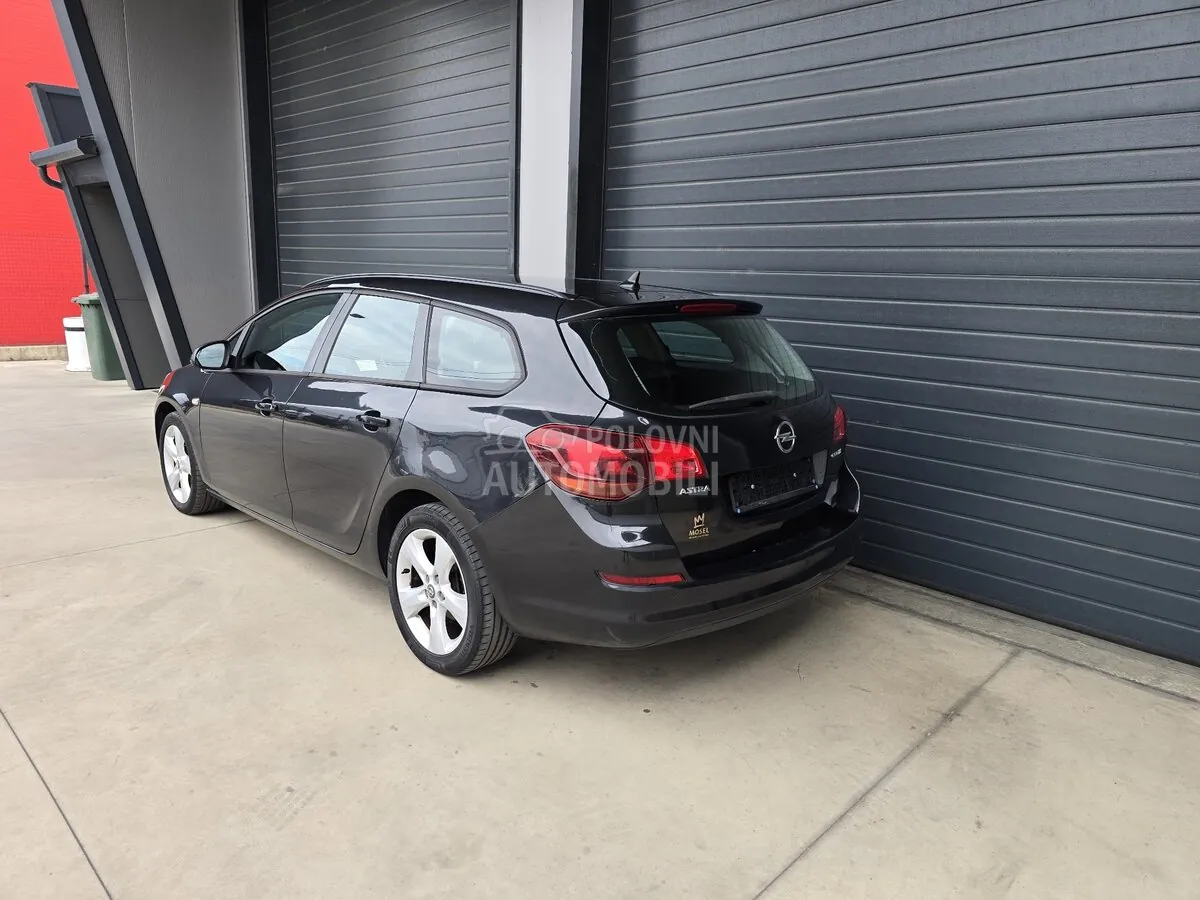Opel Astra J 2012 photo 3