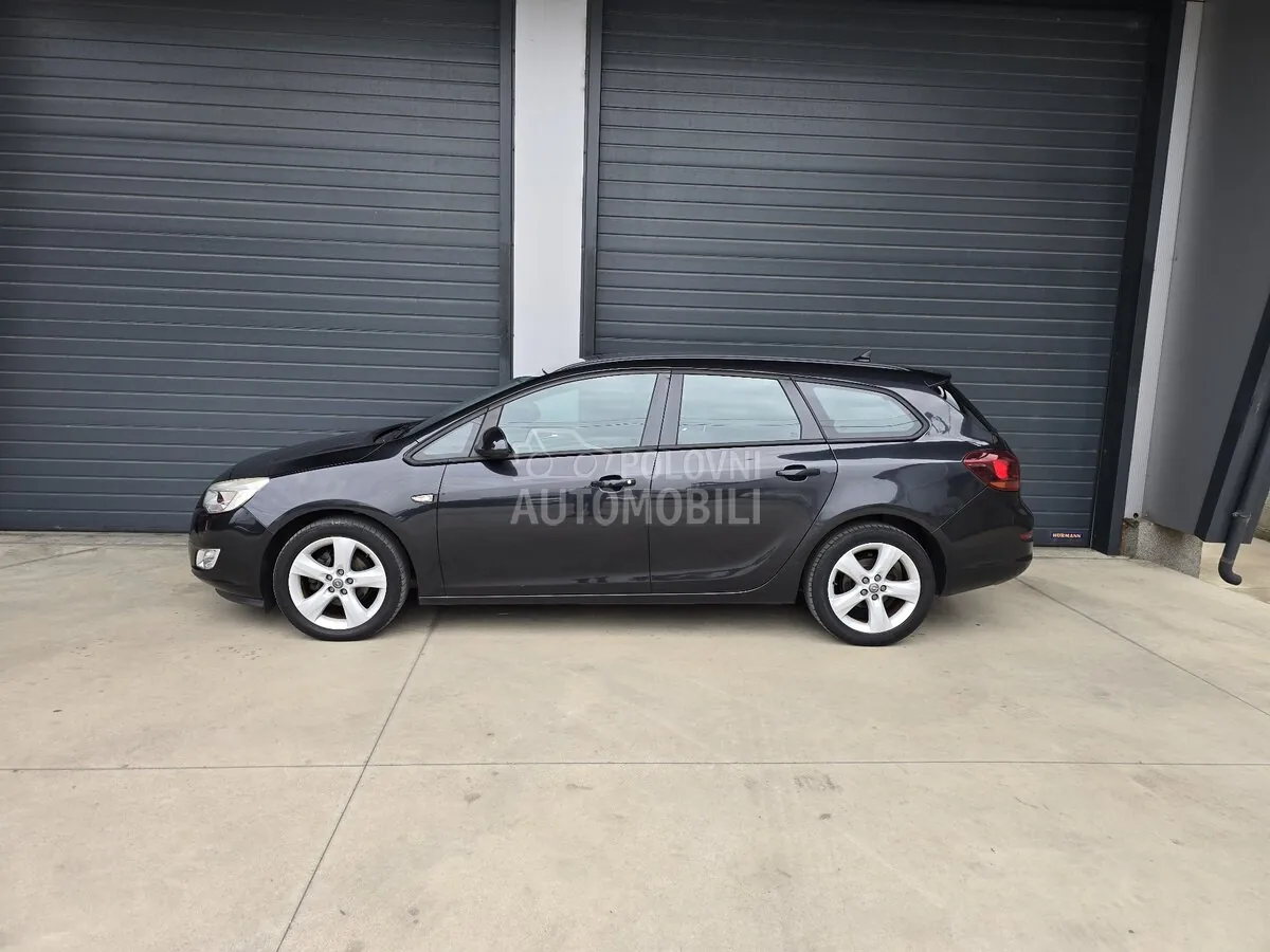 Opel Astra J 2012 photo 2