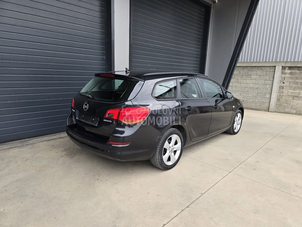 Opel Astra J 2012 photo 5