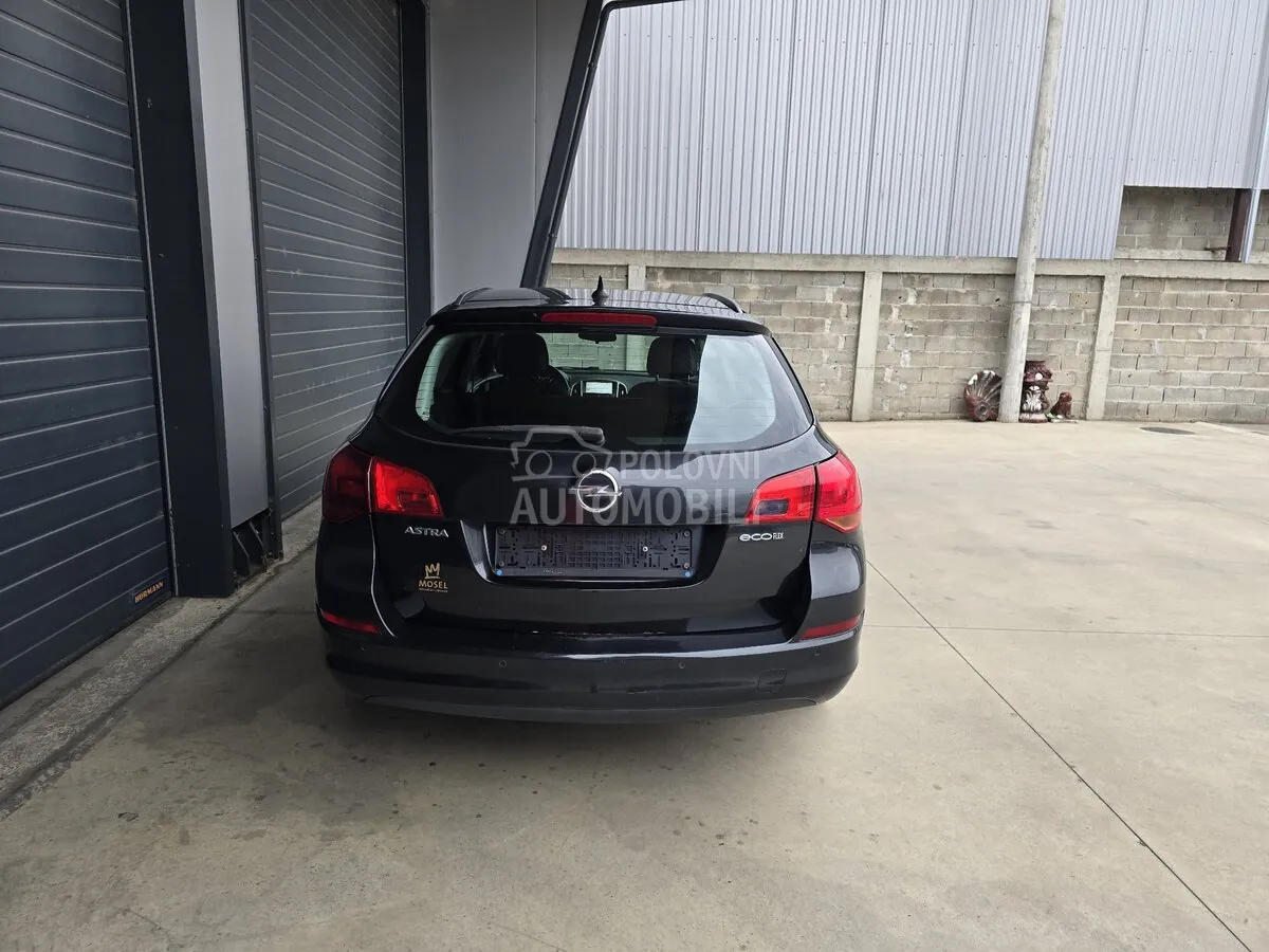 Opel Astra J 2012 photo 4