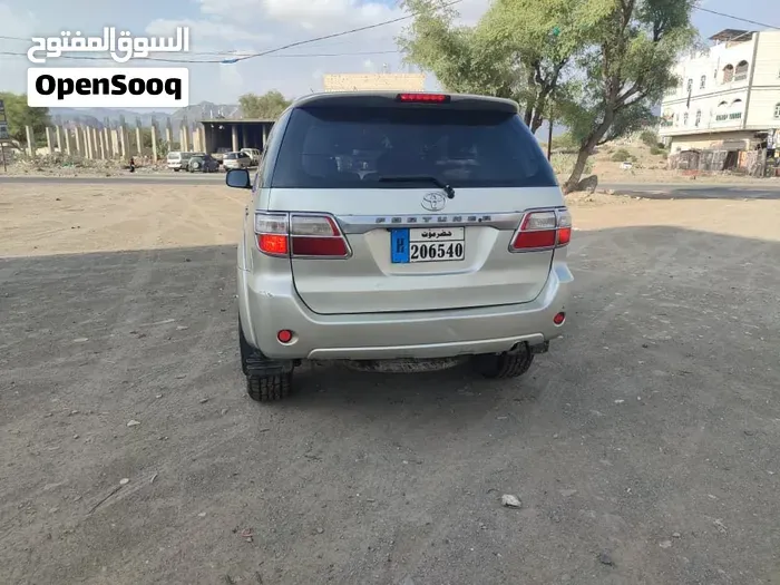 Toyota Fortuner 2010 photo 2