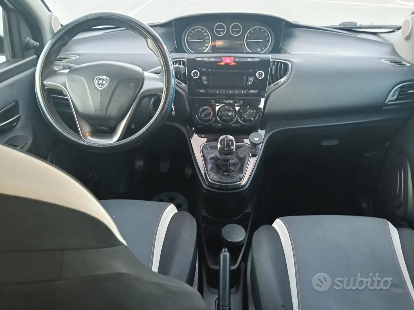 Lancia Ypsilon 2015 photo 2