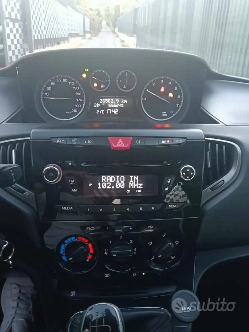 Lancia Ypsilon 2015 photo 5