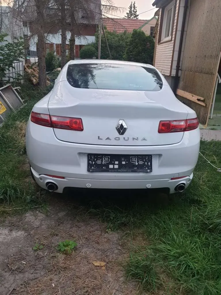 Renault Laguna 2010 photo 2