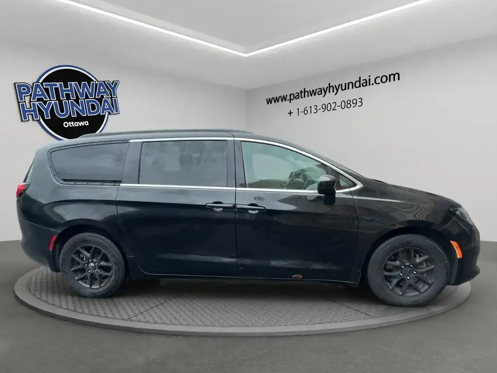 Chrysler Pacifica 2017 photo 3