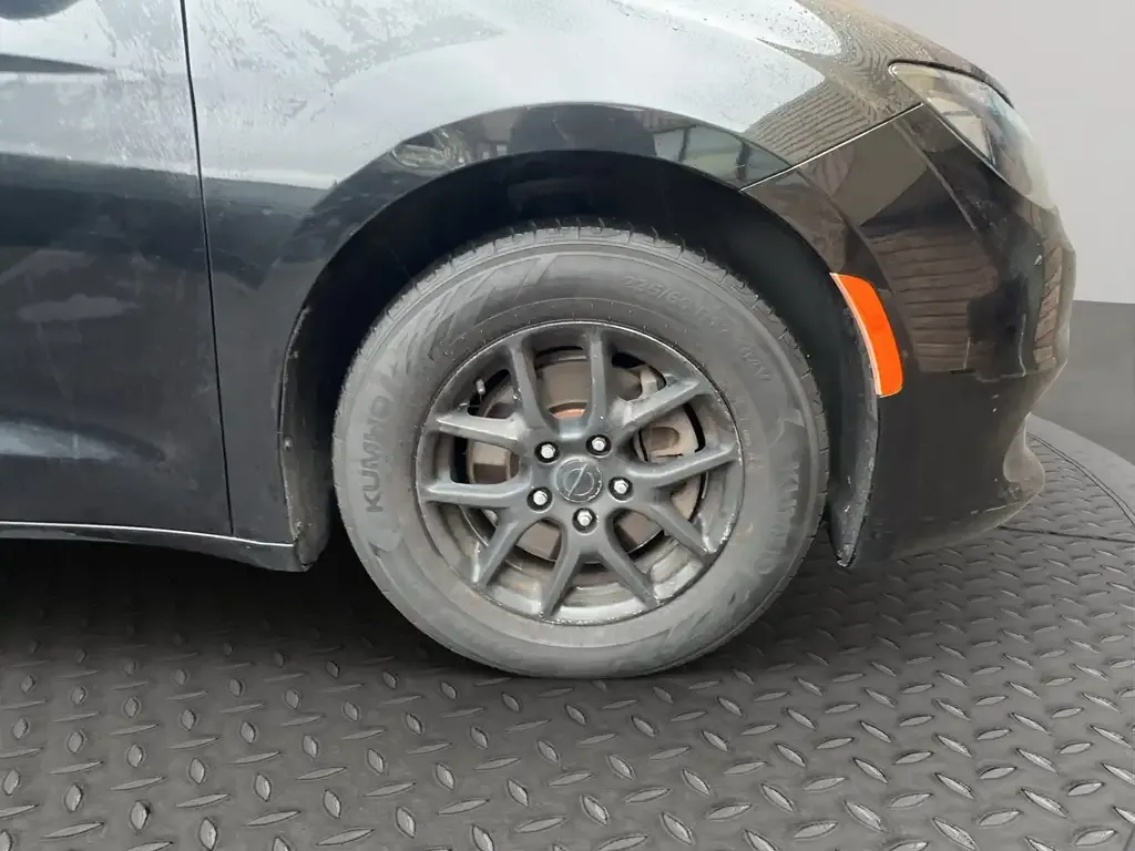 Chrysler Pacifica 2017 photo 2