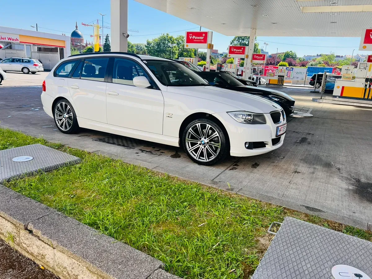 BMW 3 Series 2010 photo 2