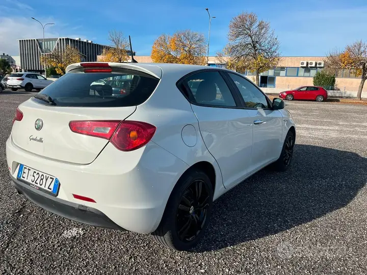 Alfa Romeo Giulietta 2013 photo 4