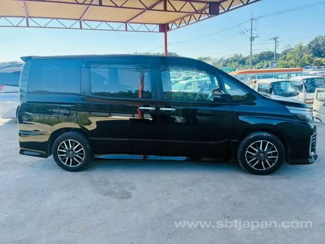 Toyota Voxy Zs 2016 photo 5