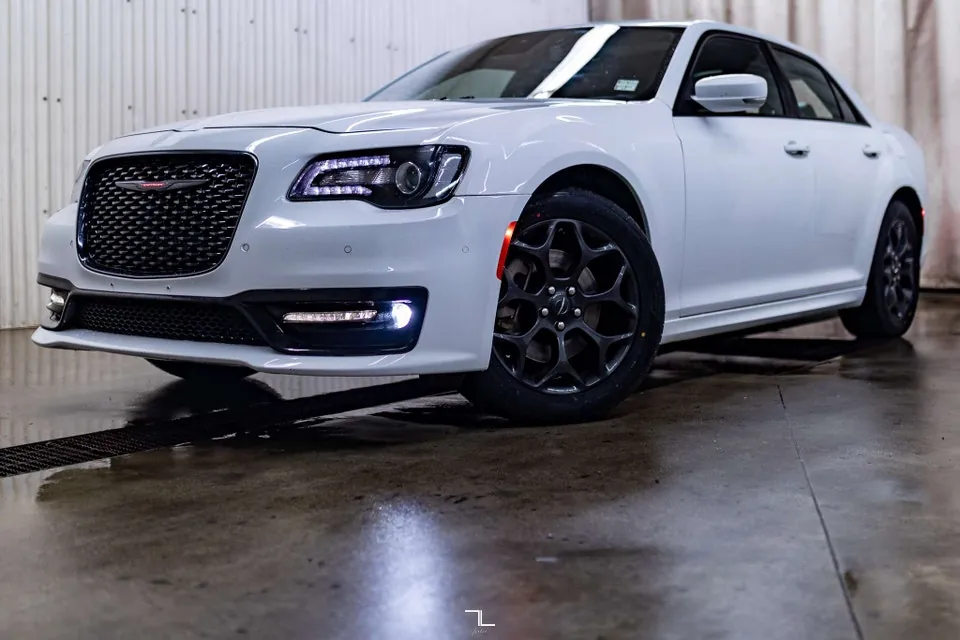 Chrysler 300 2022 photo 5