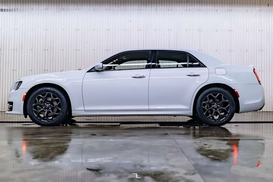 Chrysler 300 2022 photo 4