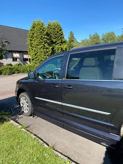 Chrysler Town & Country 2013 photo 2