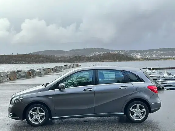 Mercedes-Benz B 180 2011 photo 2