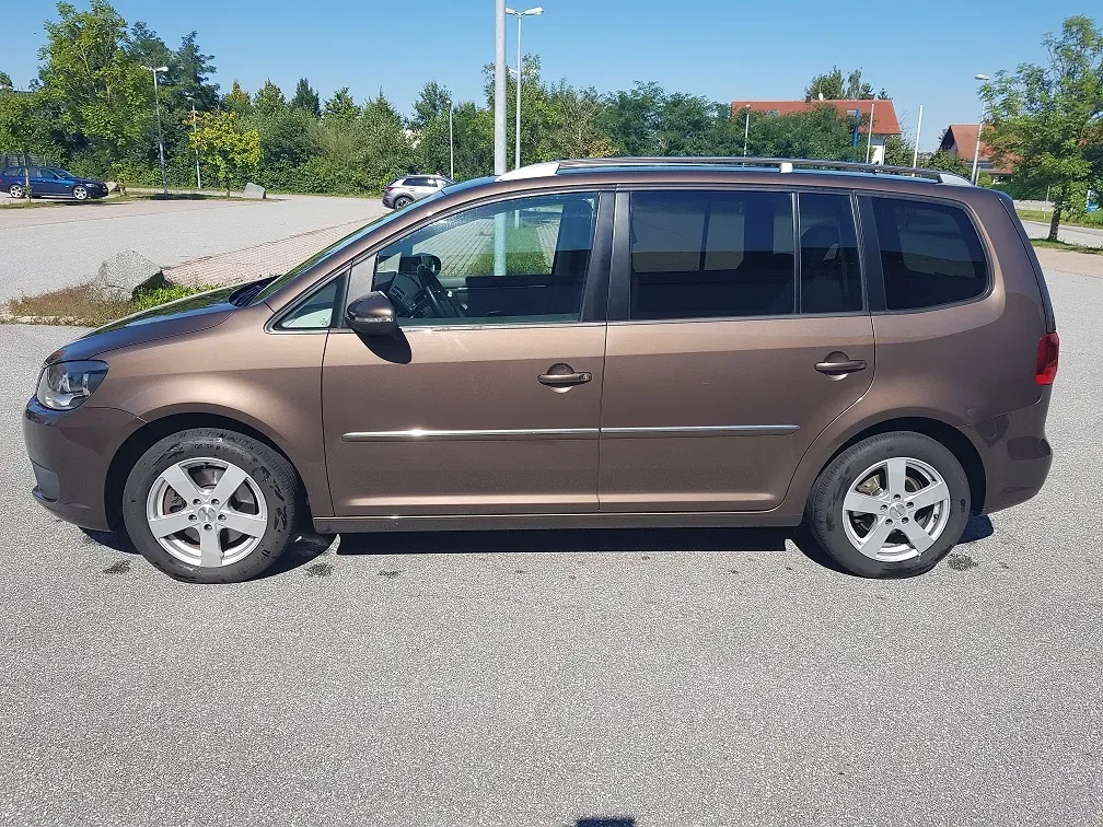 Volkswagen Touran 2011 photo 2