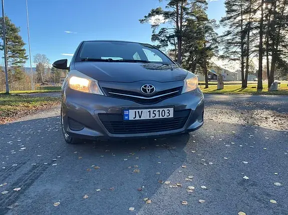 Toyota Yaris 2012 photo 2