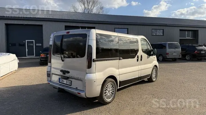 Opel Vivaro 2004 photo 2